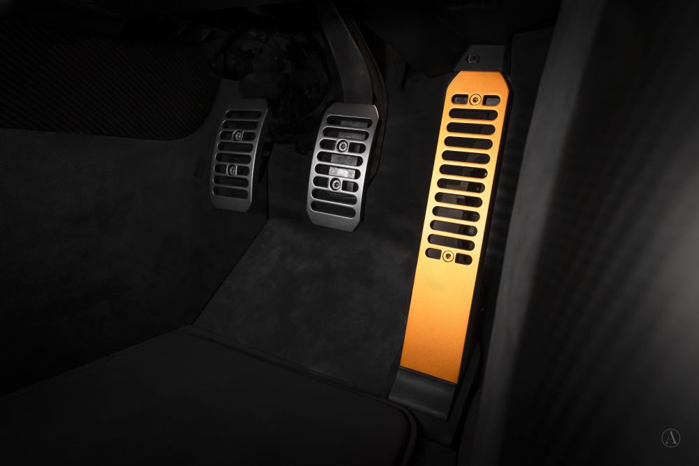 The 3 pedals of the manual 6GT.